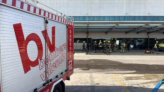 Camiones de bomberos este lunes en el hospital La Fe.