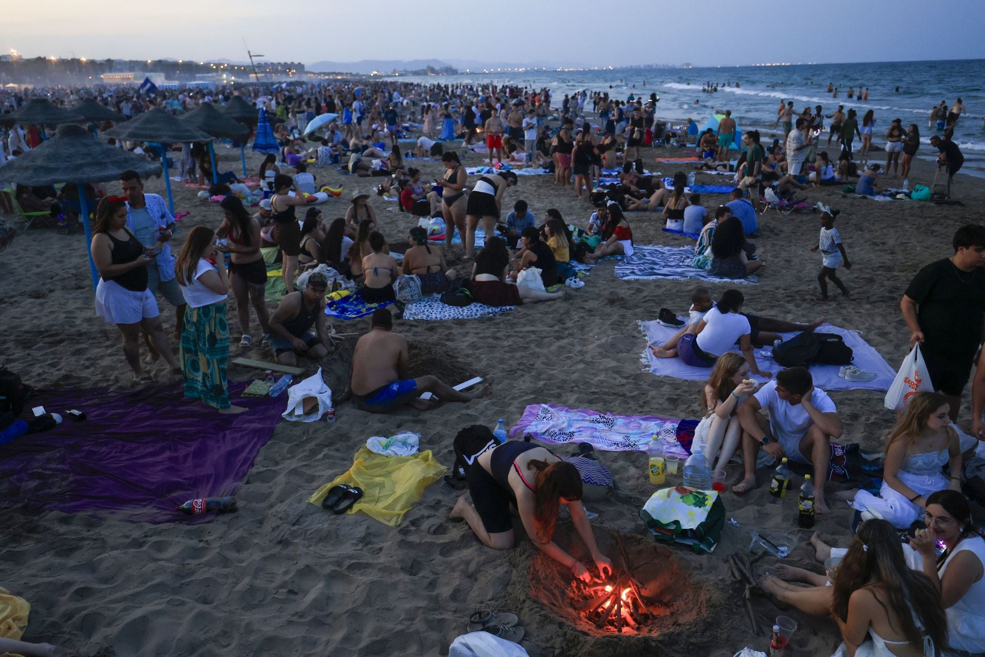FOTOS | Noche de San Juan en las playas de Valencia