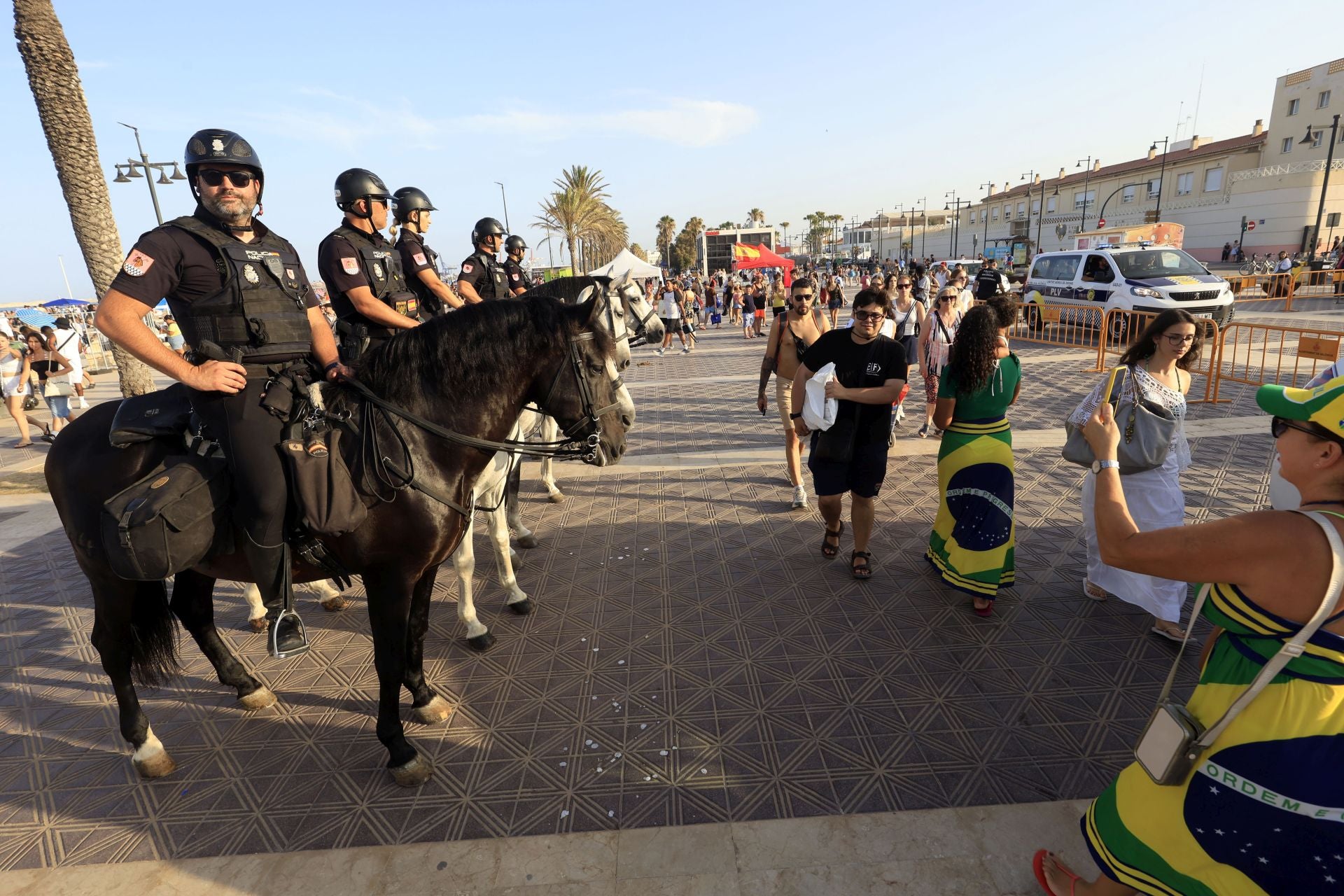 FOTOS | Noche de San Juan en las playas de Valencia