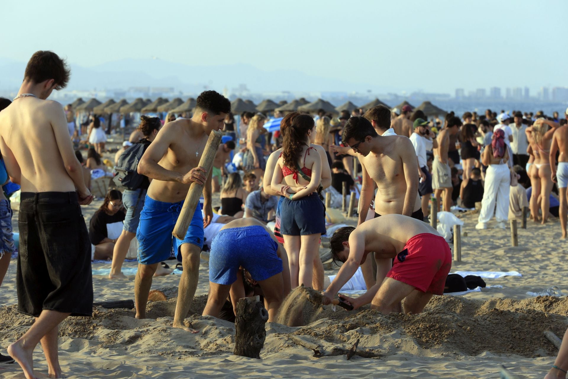 FOTOS | Noche de San Juan en las playas de Valencia