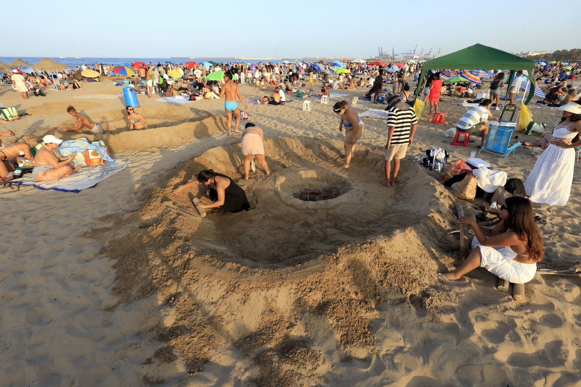FOTOS | Noche de San Juan en las playas de Valencia