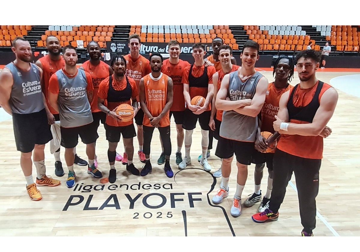 La plantilla del Valencia Basket posa para LAS PROVINCIAS en la Fonteta.