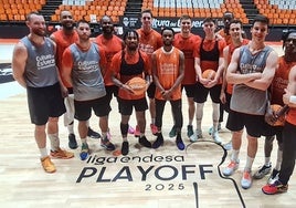 La plantilla del Valencia Basket posa para LAS PROVINCIAS en la Fonteta.