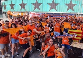 La afición del Valencia Basket posa en Madrid para LAS PROVINCIAS.