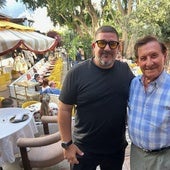 Dani García y Santiago, en la puerta de 'Leña' en Puente Romano.