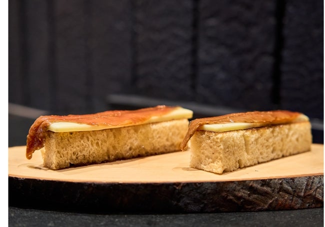 Tosta de mantequilla y anchoa sobre pan artesano, en Flama.