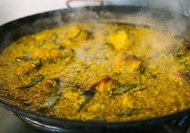 Una paella valenciana durante el proceso de cocción.
