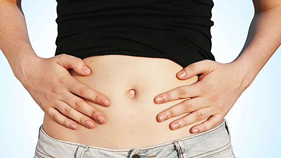 Adiós a la barriga hinchada: las tres claves para evitar la inflamación este verano, según un experto de clínica de salud y belleza integral