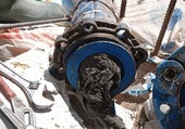 Las aguas fecales rebosan en la zona cero de la dana en Chiva por el embozo de las toallitas