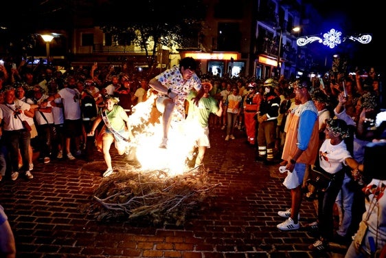 Una de las numerosas personas que anoche saltaron sobre los fuegos en Xàbia.