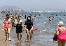 Las playas de la ciudad de Valencia, llenas durante la mañana de hoy.