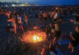 Una de las hogueras ayer en las playas de Valencia.