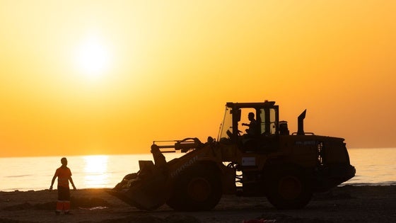 Una máquina limpiadora en la playa de Cabañal.