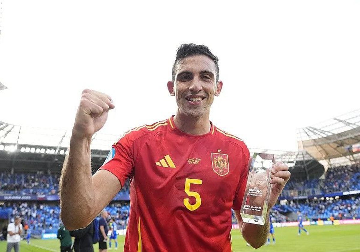 César Tárrega, con el premio al mejor jugador del partido.