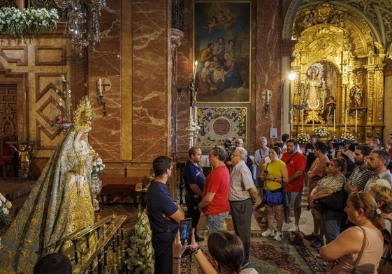 Fieles y curiosos hacen cola para ver la polémica restauración de la Virgen Macarena