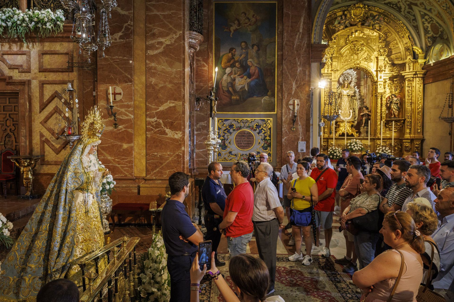 Fieles y curiosos hacen cola para ver la polémica restauración de la Virgen Macarena