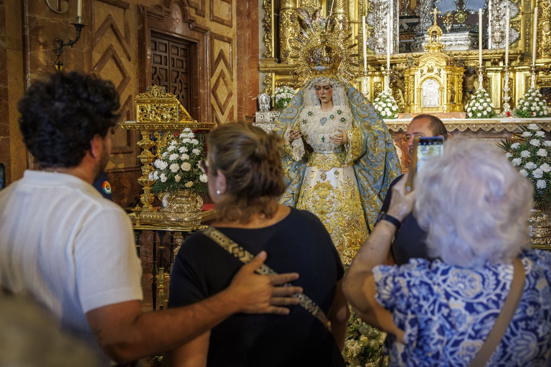 Fieles y curiosos hacen cola para ver la polémica restauración de la Virgen Macarena