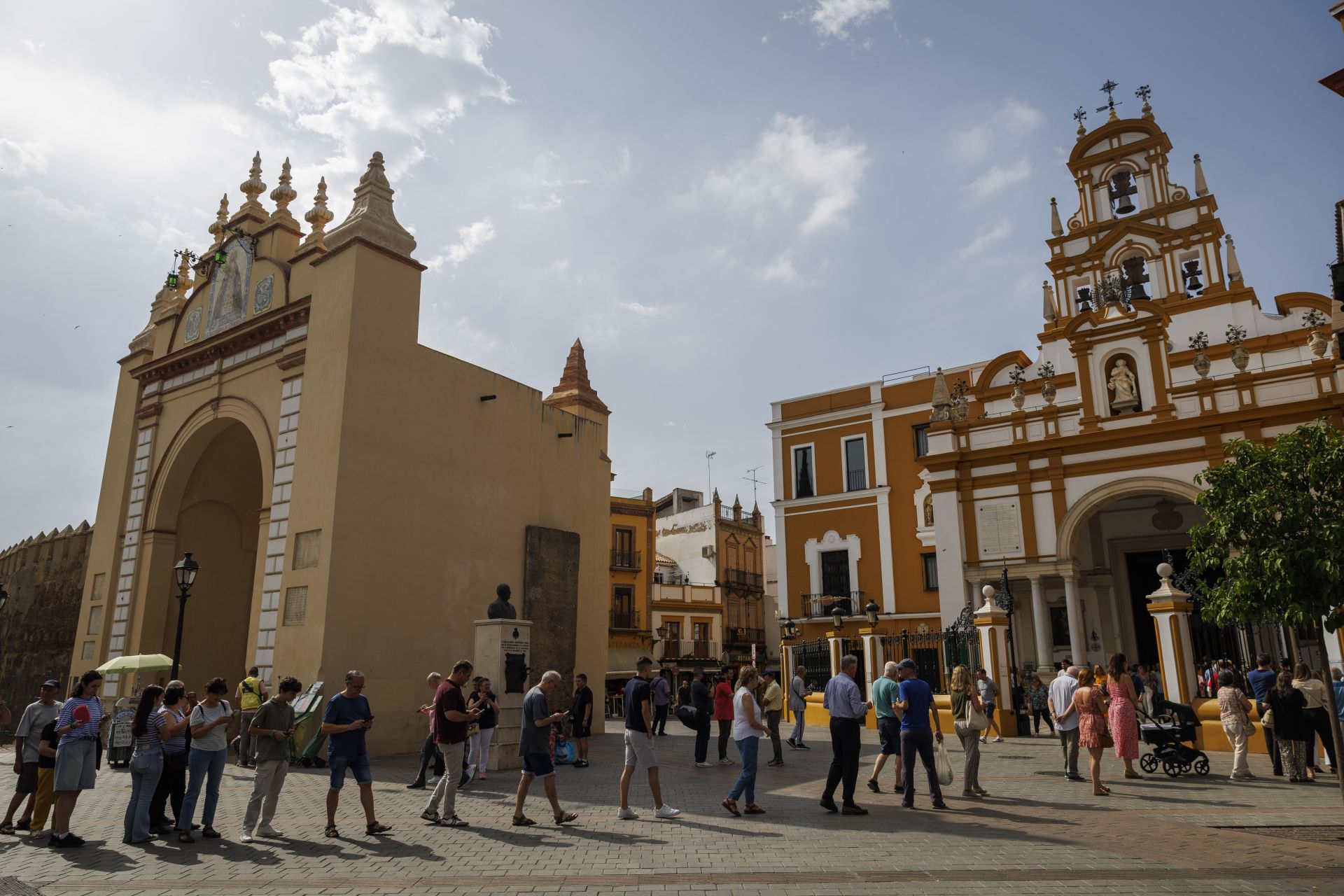 Fieles y curiosos hacen cola para ver la polémica restauración de la Virgen Macarena
