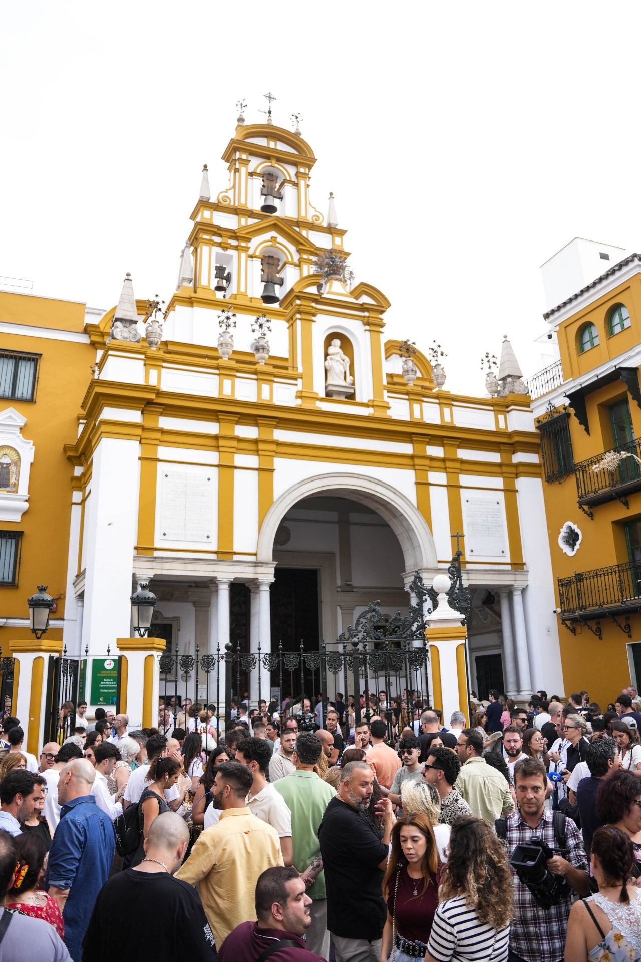 Fieles y curiosos hacen cola para ver la polémica restauración de la Virgen Macarena