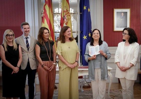 La presidenta del CJC, Margarita Soler, junto a la de Les Corts, Llanos Massó, este miércoles.