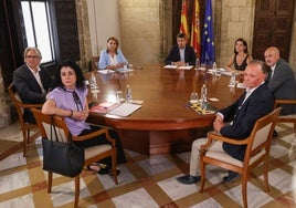 Agentes sociales y representantes del Consell, en la mesa de diálogo social.