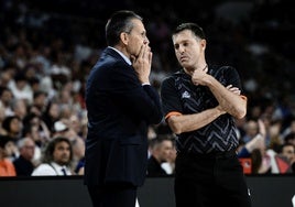 Pedro Martínez, junto a Perea, durante el segundo partido de la final de la ACB.