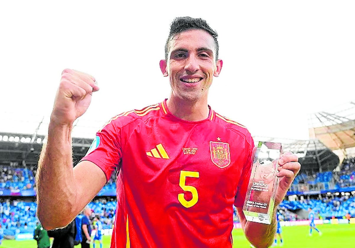 César Tárrega, con el trofeo de mejor jugador en el primer partido de España sub-21 en el Europeo.