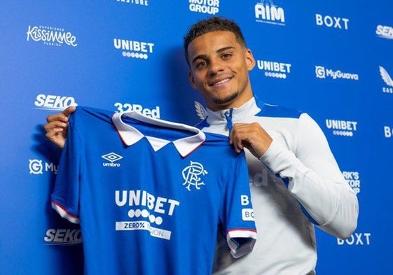 Max Aarons posa con su nueva camiseta.
