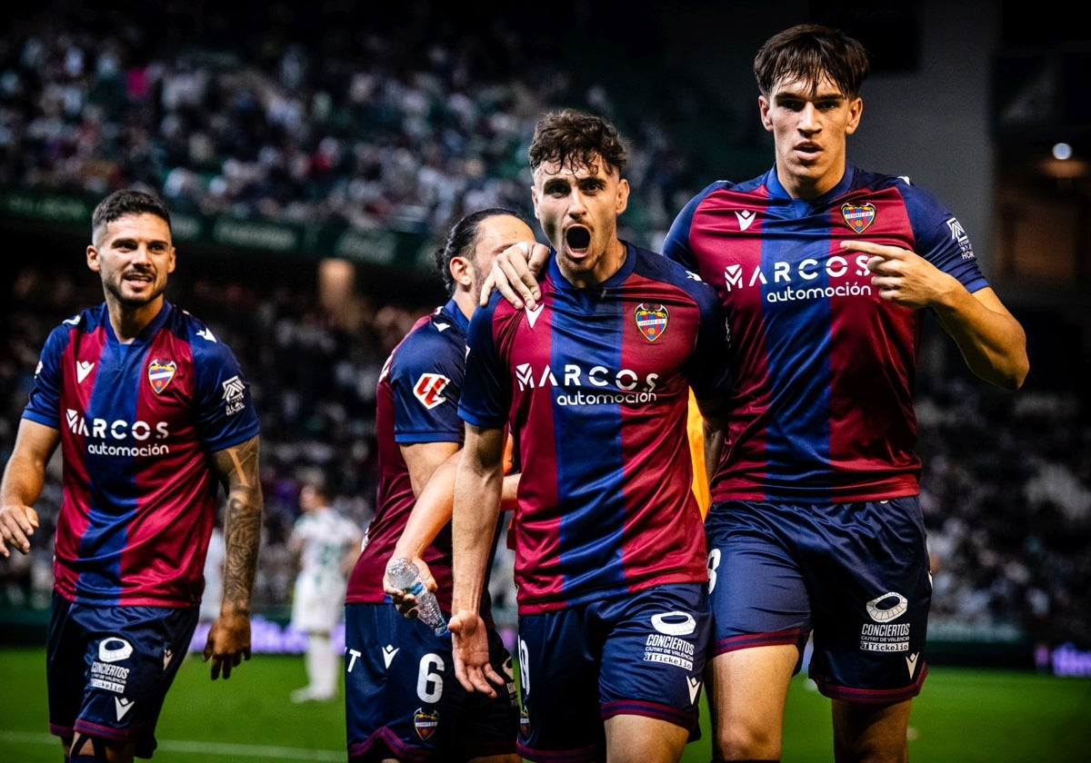 Álex Forés celebra un gol con el Levante.