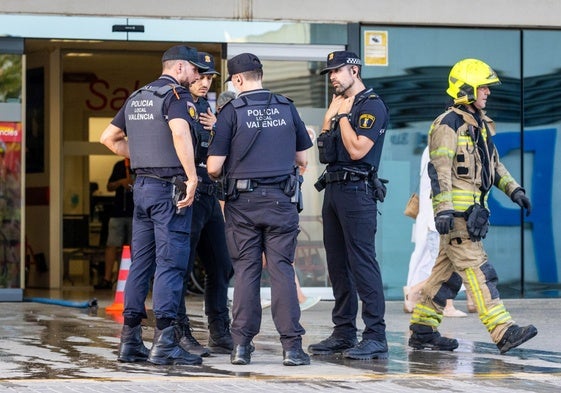 Bomberos y policías en la entrada del Hospital La Fe.