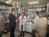 El conseller de Sanidad departe con la farmacéutica de Estubeny, en su visita al municipio.