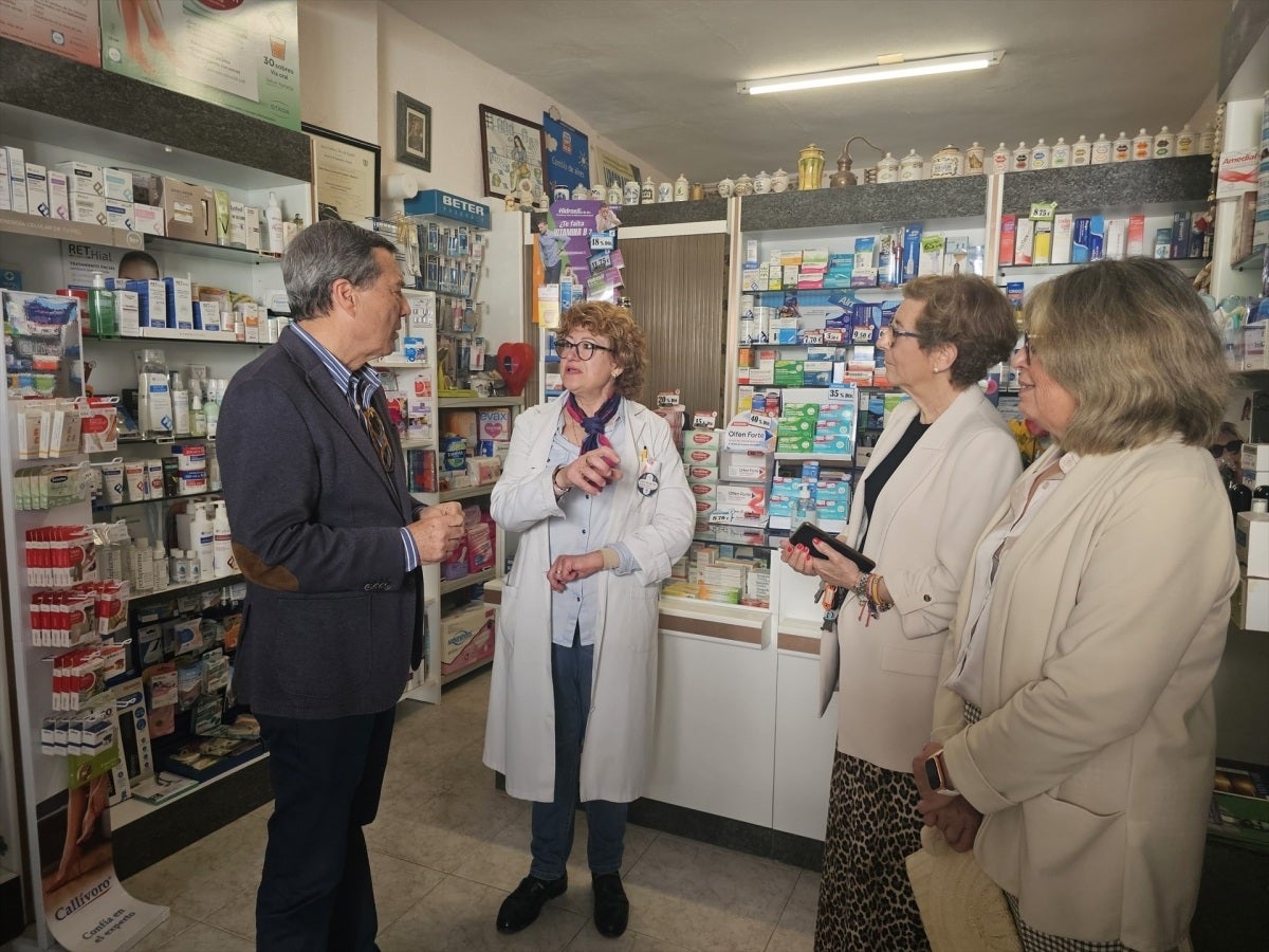 El conseller de Sanidad departe con la farmacéutica de Estubeny, en su visita al municipio.