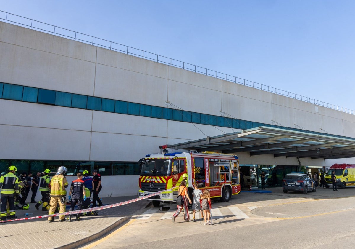 Los bomberos, el pasado lunes, La Fe.
