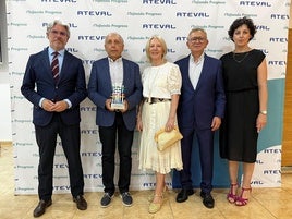 Los directivos de ATEVAL, junto al homenajeado.