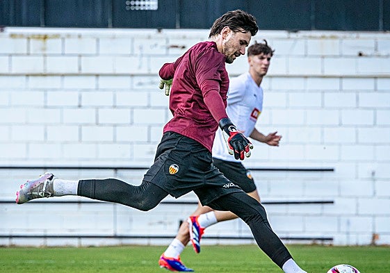 Dimitrievski, durante un entrenamiento con el Valencia CF.