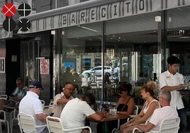 Una mesa de comensales en la terraza de Barecito, junto a la plaza del Ayuntamiento de Valencia.