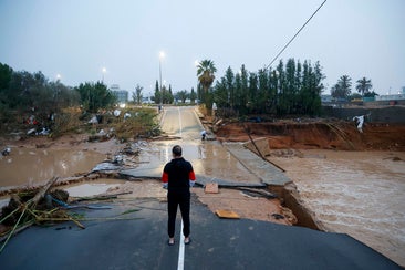 Un hombre, ante una carretera destrozada por la dana en Torrent.