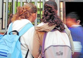 Varios escolares entran en un colegio en una imagen de archivo.