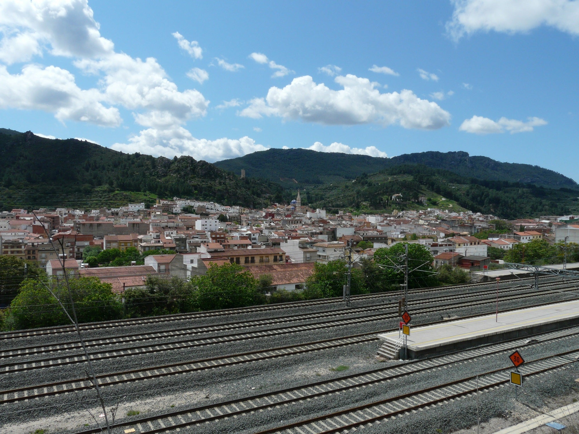 Vista general de Montesa junto a una de las vías del tren, una de las infraestructuras del término.