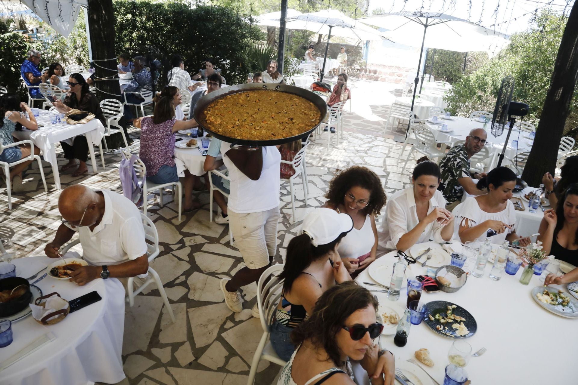 Imagen principal - Primera Línea de Dénia, terrazas con ambiente de chiringuito y servicio de restaurante