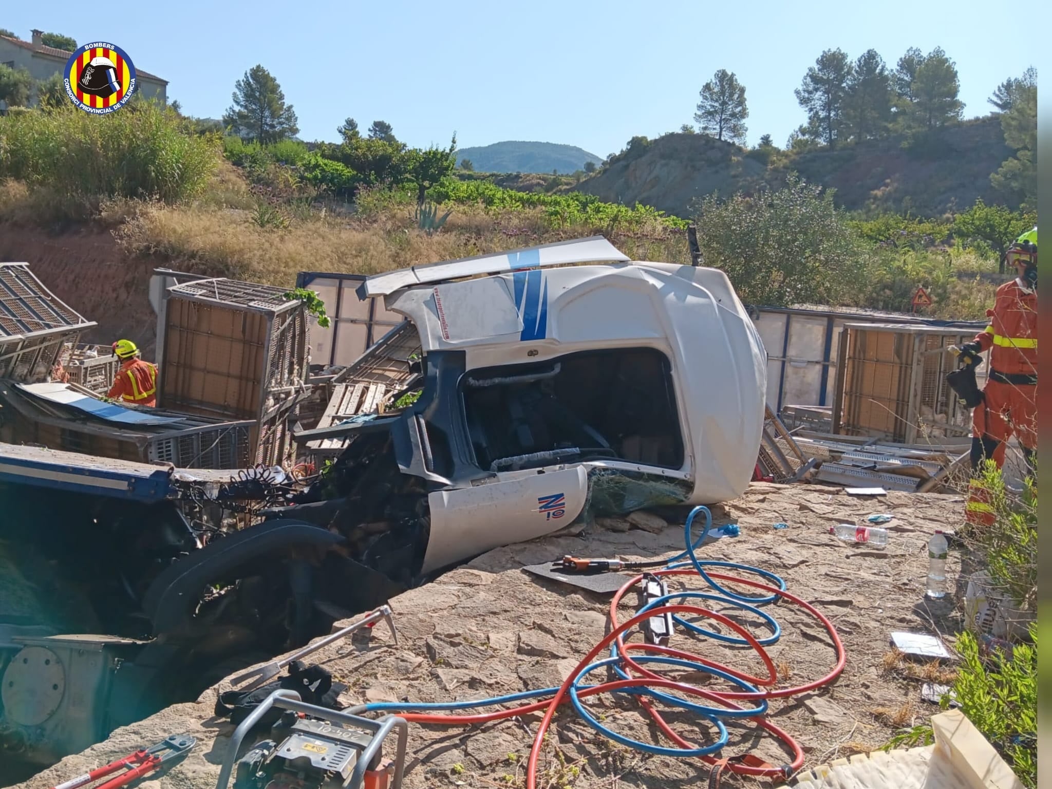 Estado en el que ha quedado el camión con el conductor atrapado.