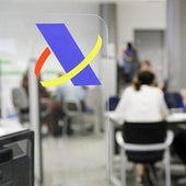 Varias personas son atendidas en la Agencia Tributaria.