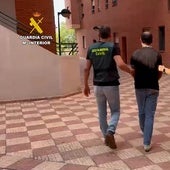 Uno de los detenidos en la operación.