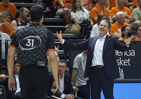 Pedro Martínez se lamenta de una decisión arbitral.