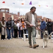 Un perro con su dueño en una muestra.