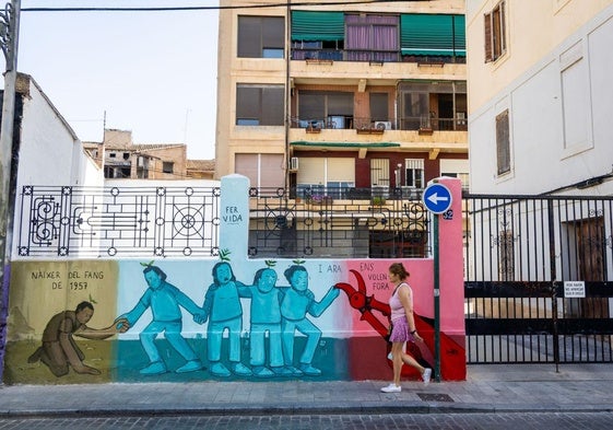 El mural de J. Warx, delante del 'edificio de los falleros'. Se trata de un bloque de diez alturas construido tras la riada de 1957 y que está fuera de ordenación urbana.