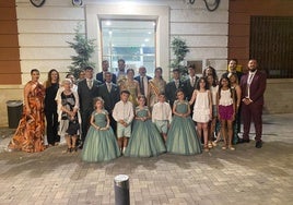 La reina de las fiestas y los festeros de este año.