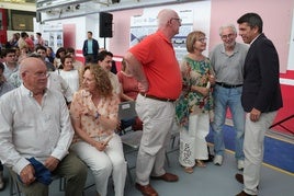 Mazón departe con algunos de los asistentes al acto.