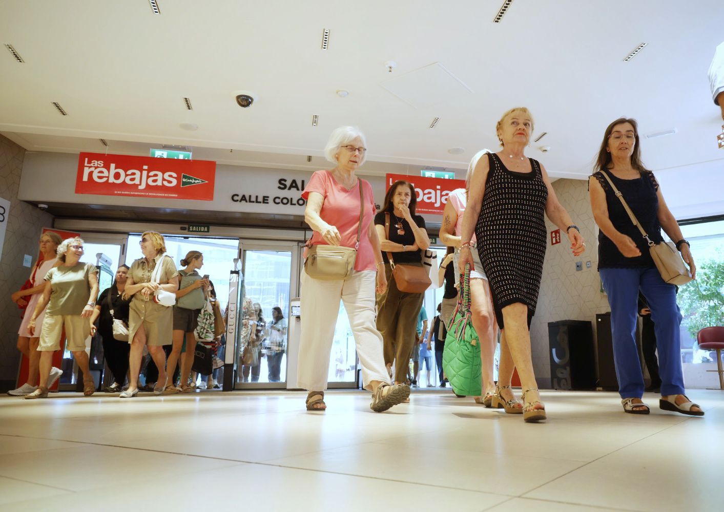 Fotos del comienzo de las rebajas de verano en Valencia 2025