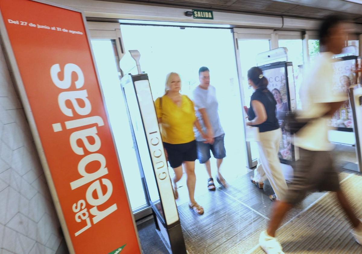 Fotos del comienzo de las rebajas de verano en Valencia 2025